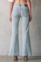 HIDDEN Light Wash Mid Rise Seamed 31" Inseam Flare
