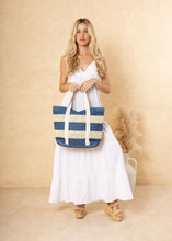 BLUE/BEIGE BAG MADE OF NATURAL MATERIALS