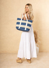 BLUE/BEIGE BAG MADE OF NATURAL MATERIALS