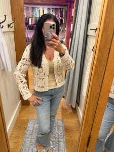 POL Designed in V-neck long sleeve cropped fit cardigan in crochet - Natural or Off White