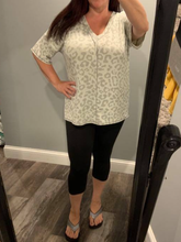 LEOPARD V NECK LOOSE FIT KNIT TOP - LIGHT HEATHER GREY