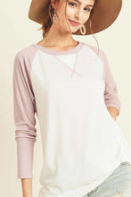 POINTELLE KNIT TOP WITH A ROUND NECKLINE, RAGLAN - LIGHT LILAC.