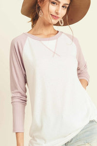 POINTELLE KNIT TOP WITH A ROUND NECKLINE, RAGLAN - LIGHT LILAC.