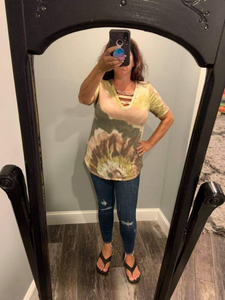 TIE DYE PRINT KNIT  V-NECK TOP WITH STRAPPED FRONT NECK DETAIL