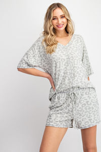 LEOPARD V NECK LOOSE FIT KNIT TOP - LIGHT HEATHER GREY