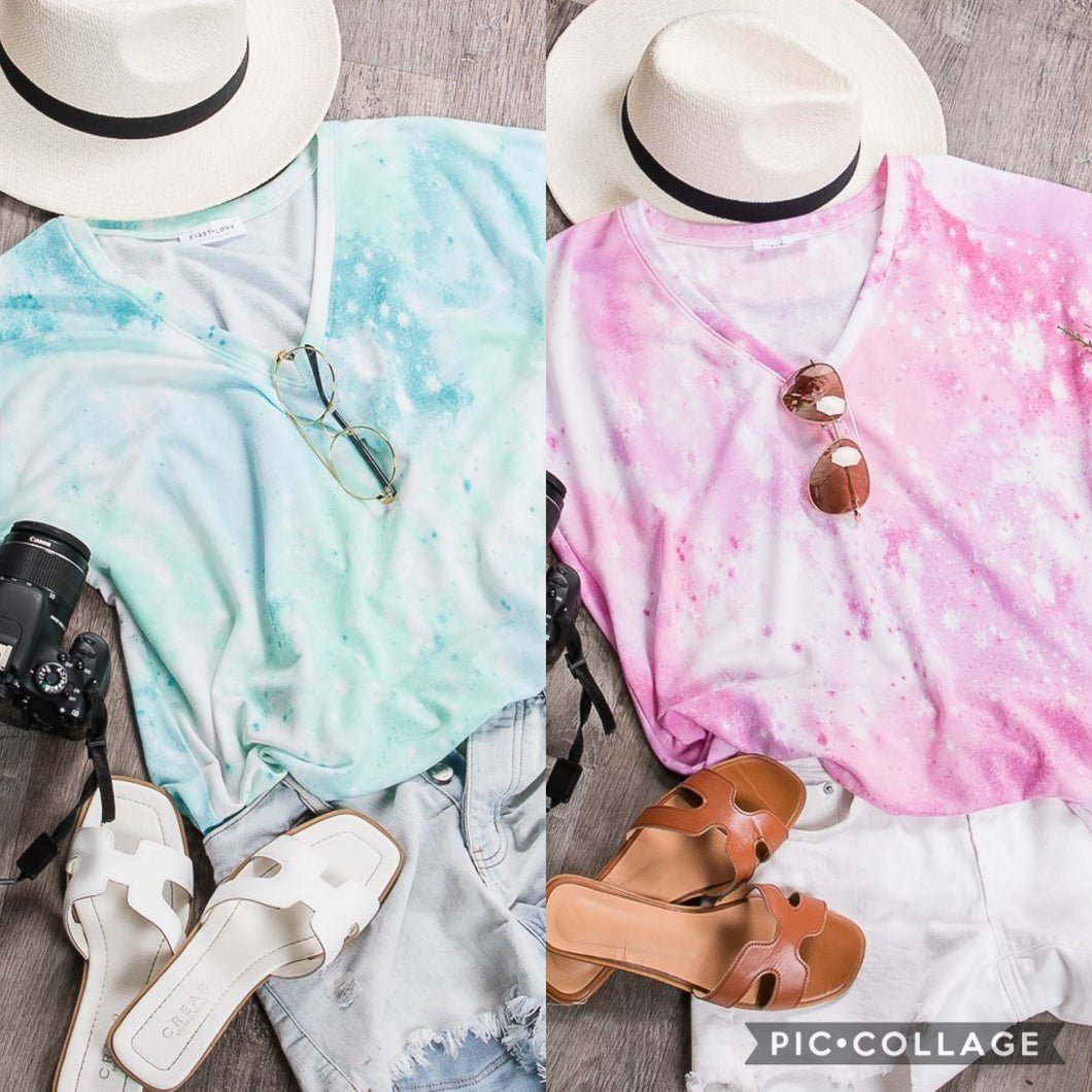 TIE-DYE PRINT TOP WITH A V NECKLINE, SHORT SLEEVES, AND VENTED HEM